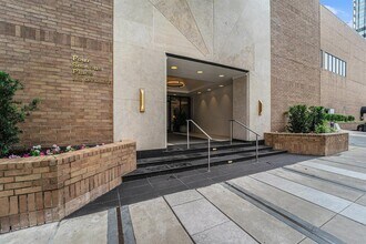 1111 Caroline St in Houston, TX - Building Photo - Building Photo