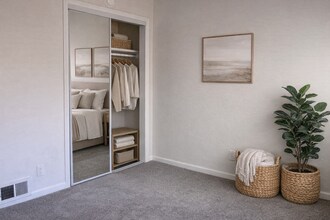 5062 Rhode Island Dr in Sacramento, CA - Foto de edificio - Building Photo