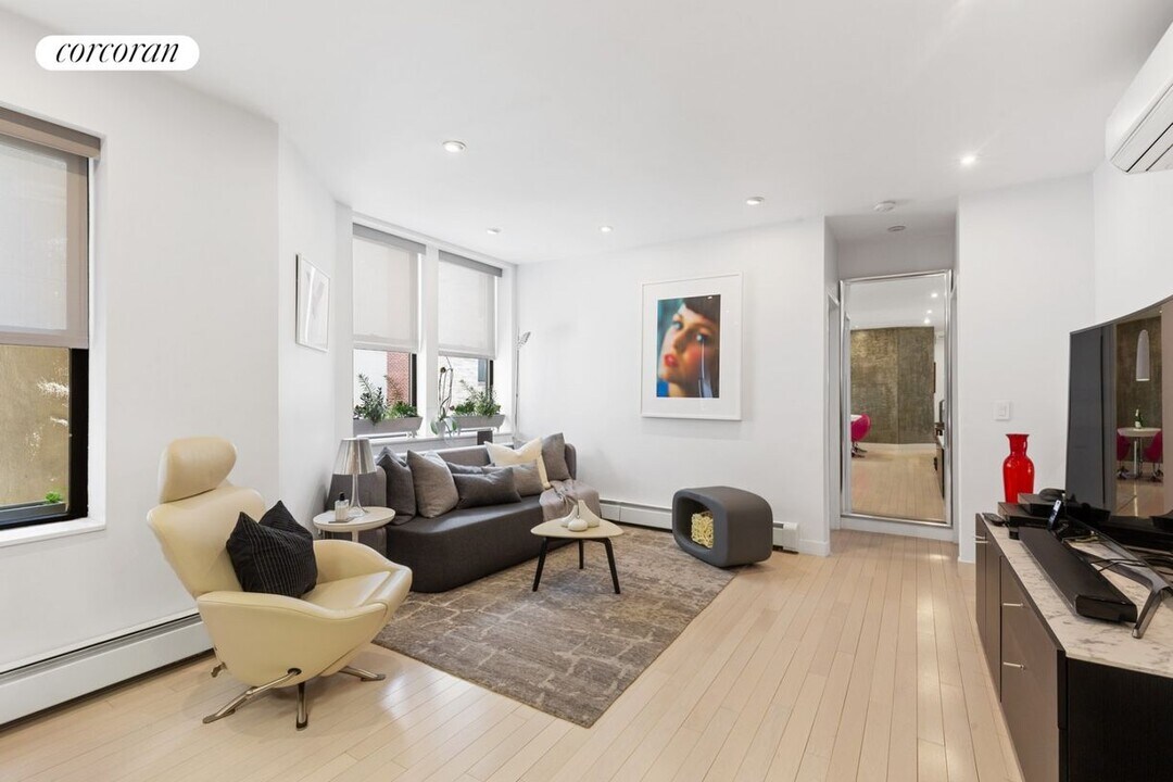 344 W 49th St in New York, NY - Building Photo