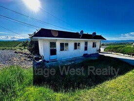 1360-1360 Latta Rd in Kelowna, BC - Building Photo