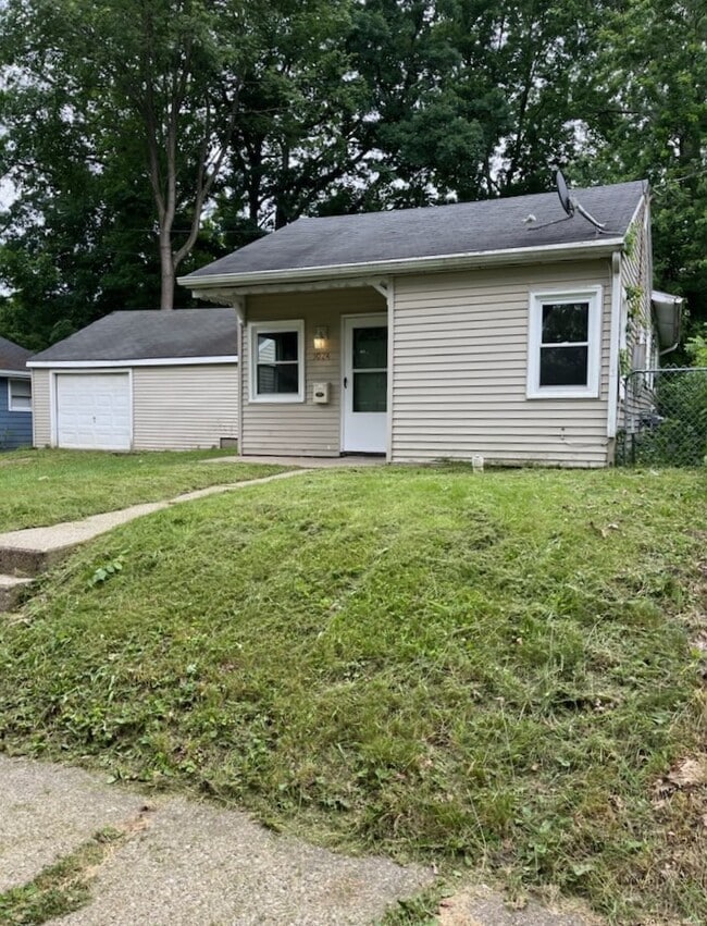 1024 Leslie St in Lansing, MI - Building Photo - Building Photo