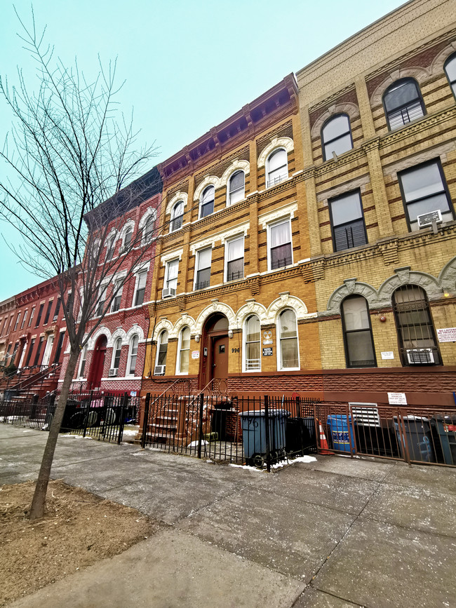 996 Putnam Ave in Brooklyn, NY - Building Photo - Building Photo