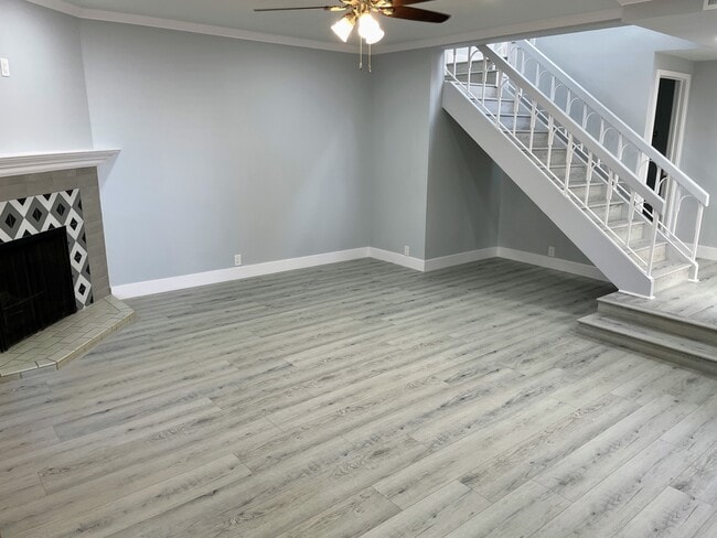 property at 5401 Zelzah Ave