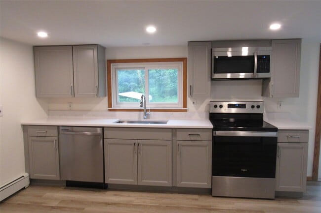 1025 Freedom Plains Rd in Poughkeepsie, NY - Building Photo - Building Photo