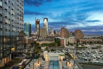 Vantage Collection in Jersey City, NJ - Foto de edificio - Building Photo