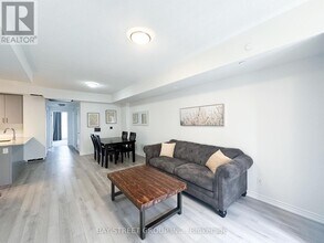 349-349 Wheat Boom Dr. in Oakville, ON - Building Photo - Building Photo