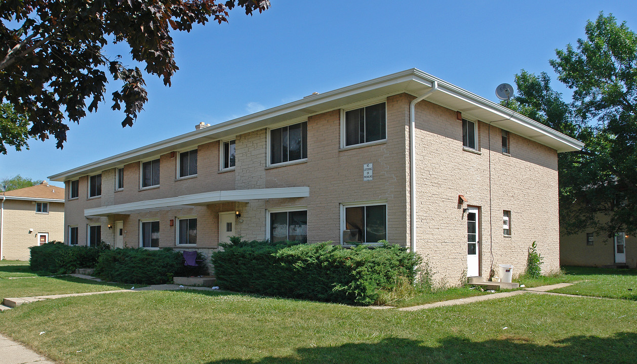 9400-9402 W Beckett Ave in Milwaukee, WI - Building Photo