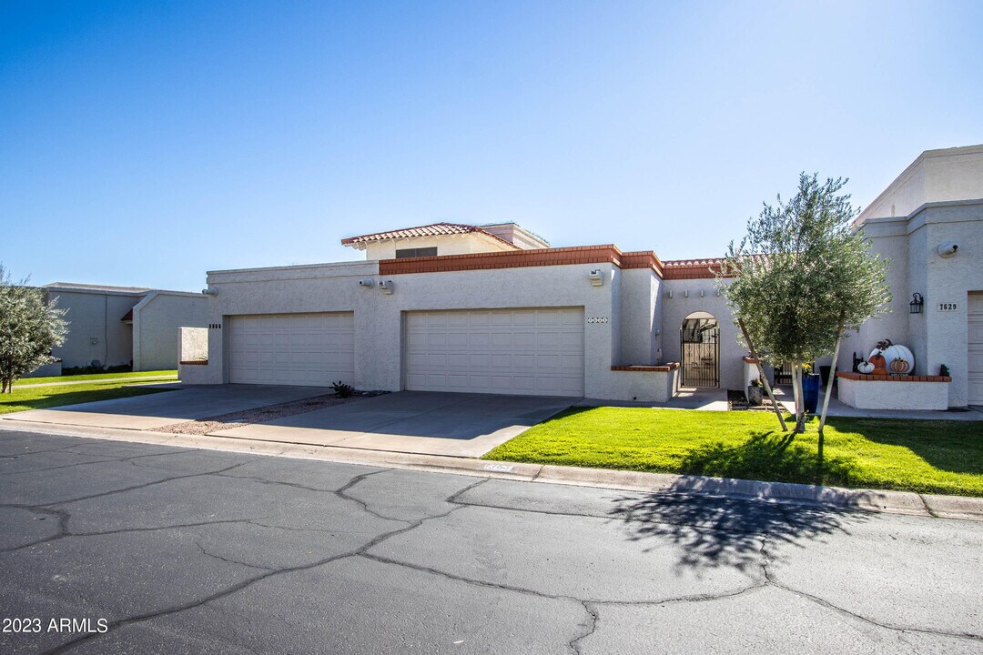 7631 E Sandalwood Dr in Scottsdale, AZ - Building Photo