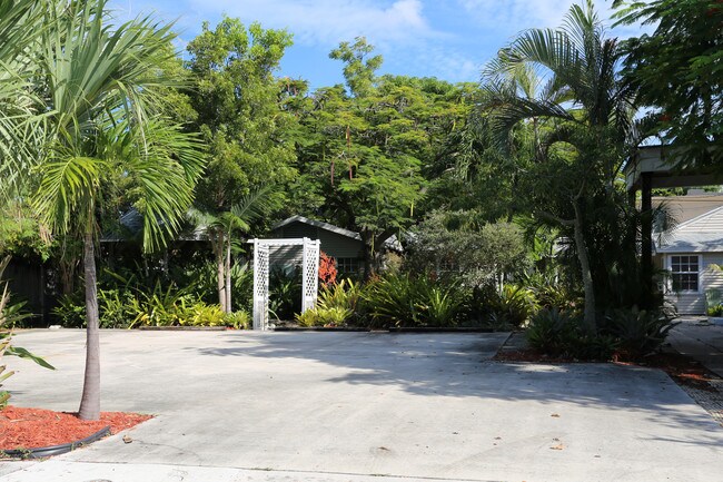 943 Almeria Rd in West Palm Beach, FL - Building Photo - Building Photo