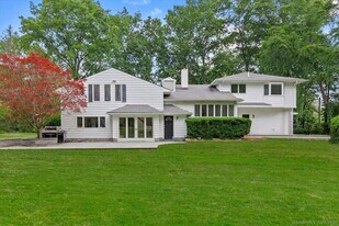 10 Bowman Dr in Greenwich, CT - Building Photo