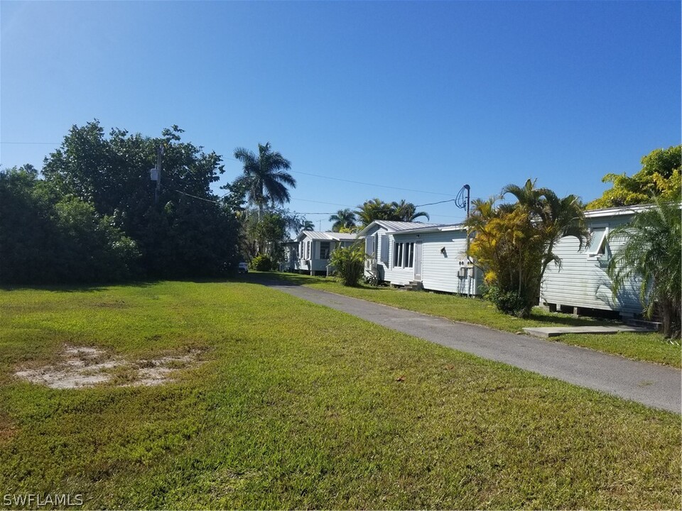 110 Freesia St in Everglades City, FL - Building Photo