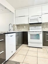 10315 NW 9th St Cir in Miami, FL - Building Photo - Building Photo