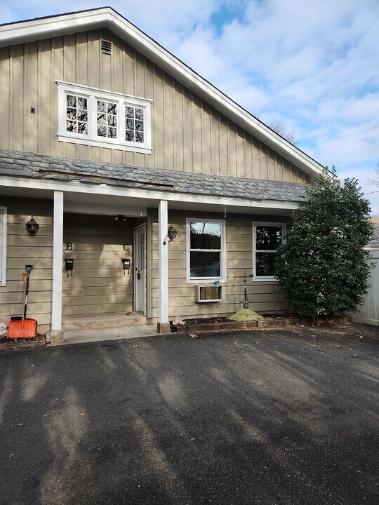 61 W Oakland Ave, Unit Apt. C in Doylestown, PA - Foto de edificio