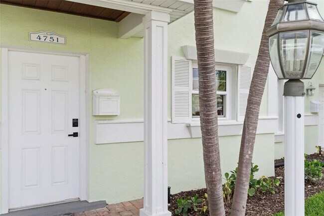 4751 Coquina Key Dr SE in St. Petersburg, FL - Building Photo - Building Photo