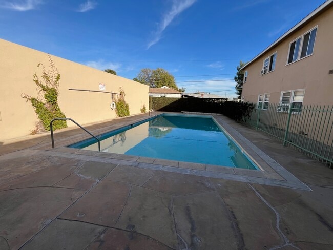 Victory Plaza Apartments in North Hollywood, CA - Foto de edificio - Building Photo