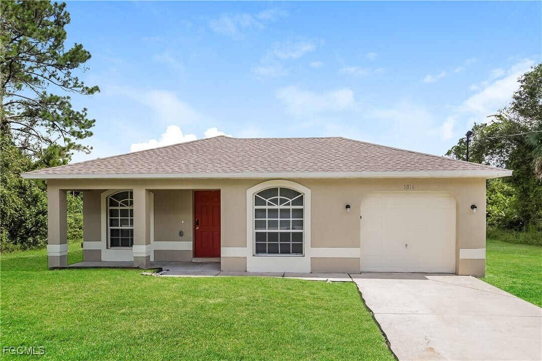 1016 Bagget St E in Lehigh Acres, FL - Building Photo
