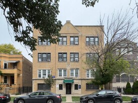 821 W Waveland Ave in Chicago, IL - Building Photo