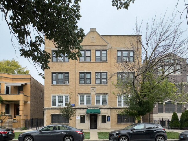 property at 821 W Waveland Ave