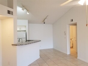 3410 Pinewalk Dr N, Unit 824 in Margate, FL - Foto de edificio - Building Photo