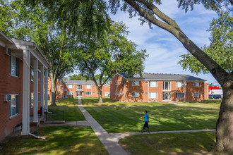 Livonia Apartments in Livonia, MI - Foto de edificio - Building Photo