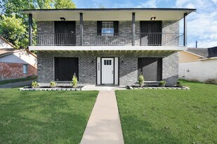 7022 Castleview Ln in Missouri City, TX - Building Photo