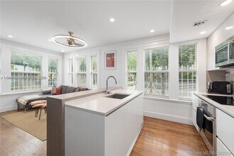 739 2nd St in Miami Beach, FL - Building Photo - Building Photo