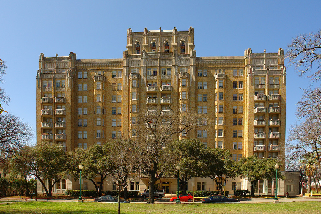 Aurora Apartments in San Antonio, TX - Building Photo