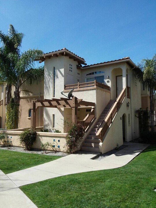 310 E McCoy Ln in Santa Maria, CA - Building Photo