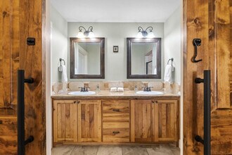 305 S Elk St in Fredericksburg, TX - Building Photo - Building Photo