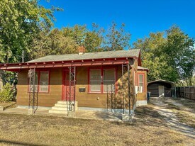 162 W Faust St in New Braunfels, TX - Building Photo