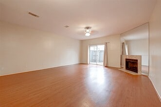 7597 Cambridge St in Houston, TX - Building Photo - Building Photo