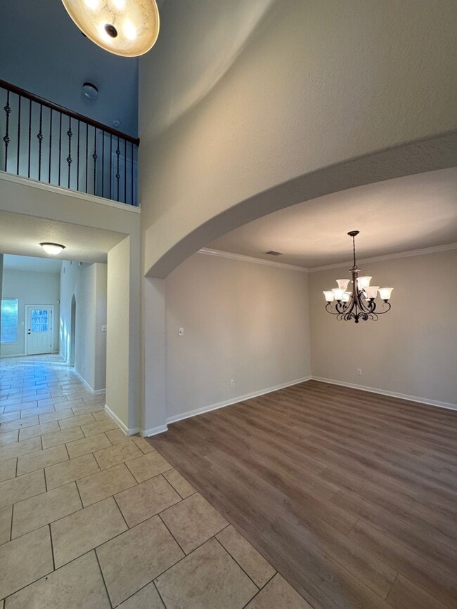 property at 34 N Montfair Park Cir