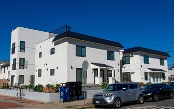 402 Arbor Dr in San Diego, CA - Building Photo - Building Photo