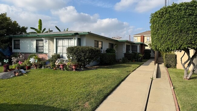 5655 Noel Dr, Unit 2x1 in Temple City, CA - Foto de edificio - Building Photo