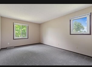 605 10th Ave S in Hopkins, MN - Building Photo - Building Photo