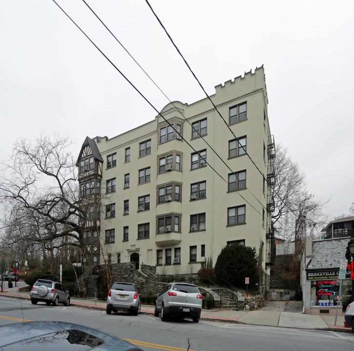 56 Pondfield Rd W in Bronxville, NY - Foto de edificio