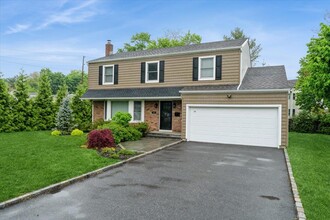 16 Terry Ct in Glen Head, NY - Building Photo - Building Photo