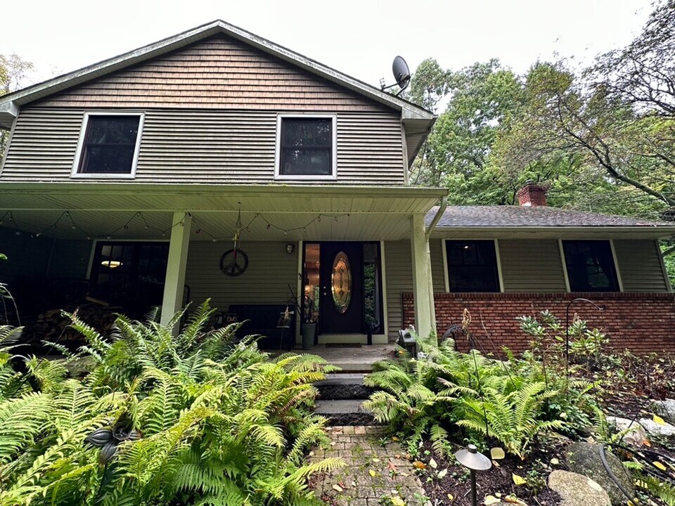 2145 Oltesvig Ln in Highland, MI - Building Photo