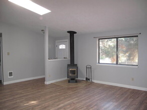 63565 Hunters Cir in Bend, OR - Foto de edificio - Building Photo