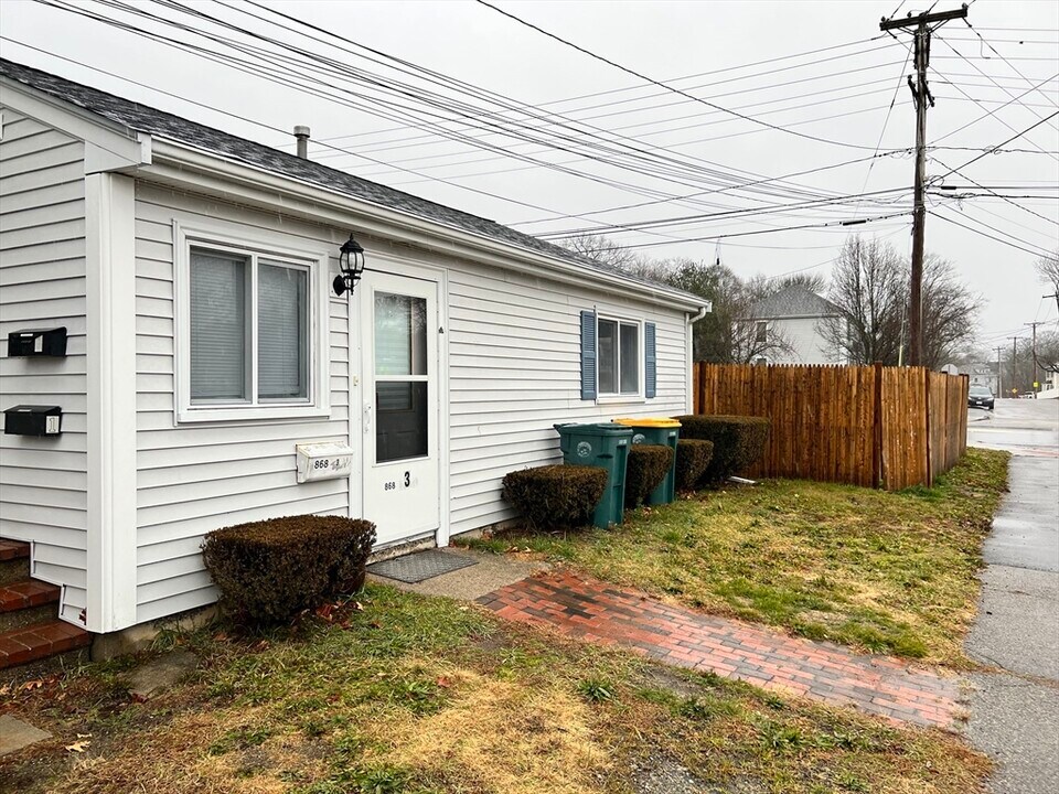 868 Bedford St in Abington, MA - Building Photo