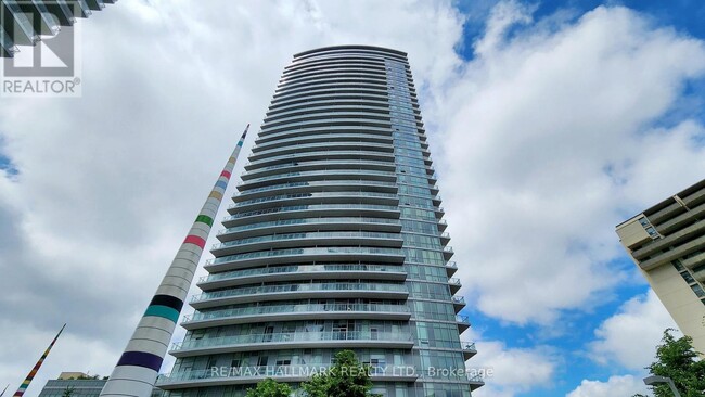 70 Forest Manor Rd in Toronto, ON - Building Photo - Building Photo