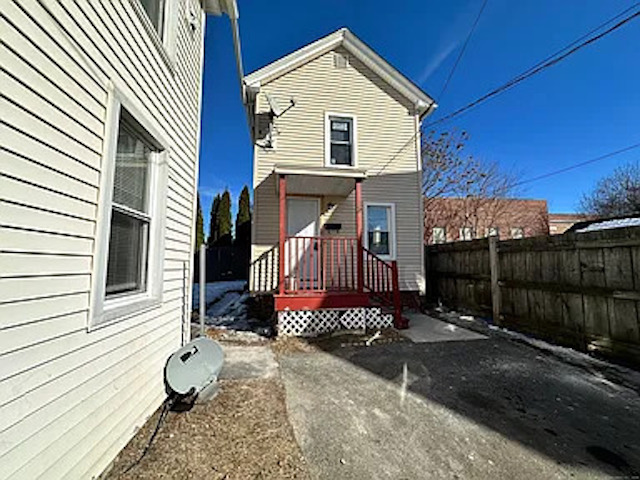 13 Wallace St in Enfield, CT - Building Photo