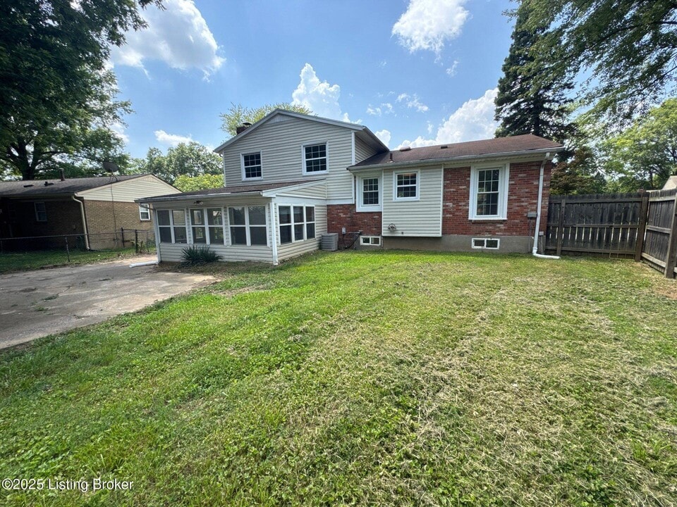 2907 Melrose Dr in Jeffersontown, KY - Building Photo