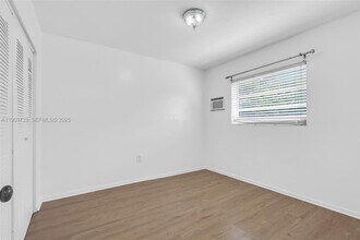 1852 SW 22nd Ter in Miami, FL - Foto de edificio - Building Photo