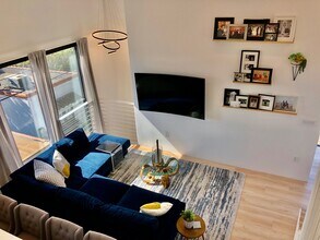 1282 S Cloverdale Ave in Los Angeles, CA - Foto de edificio - Building Photo