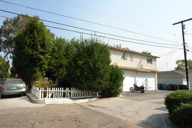 14956 Magnolia Blvd in Sherman Oaks, CA - Foto de edificio - Building Photo