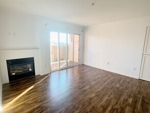 2811 Francis Ave in Los Angeles, CA - Building Photo - Building Photo