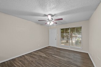 Greenhill Apartments in Grand Prairie, TX - Building Photo - Building Photo