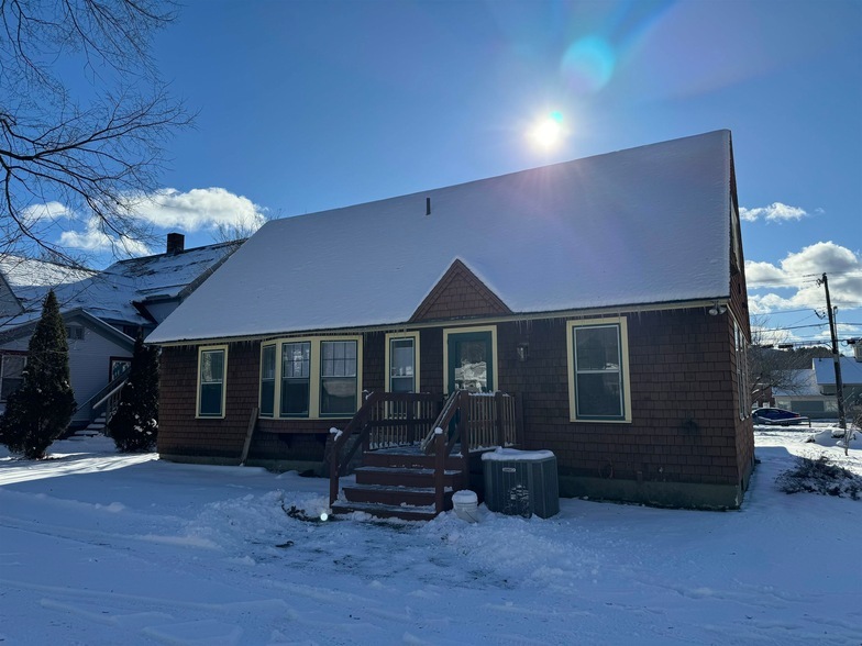 39 Elm St, Unit Rear Unit in Manchester, VT - Building Photo