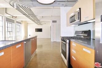 746 S Los Angeles St in Los Angeles, CA - Building Photo - Building Photo